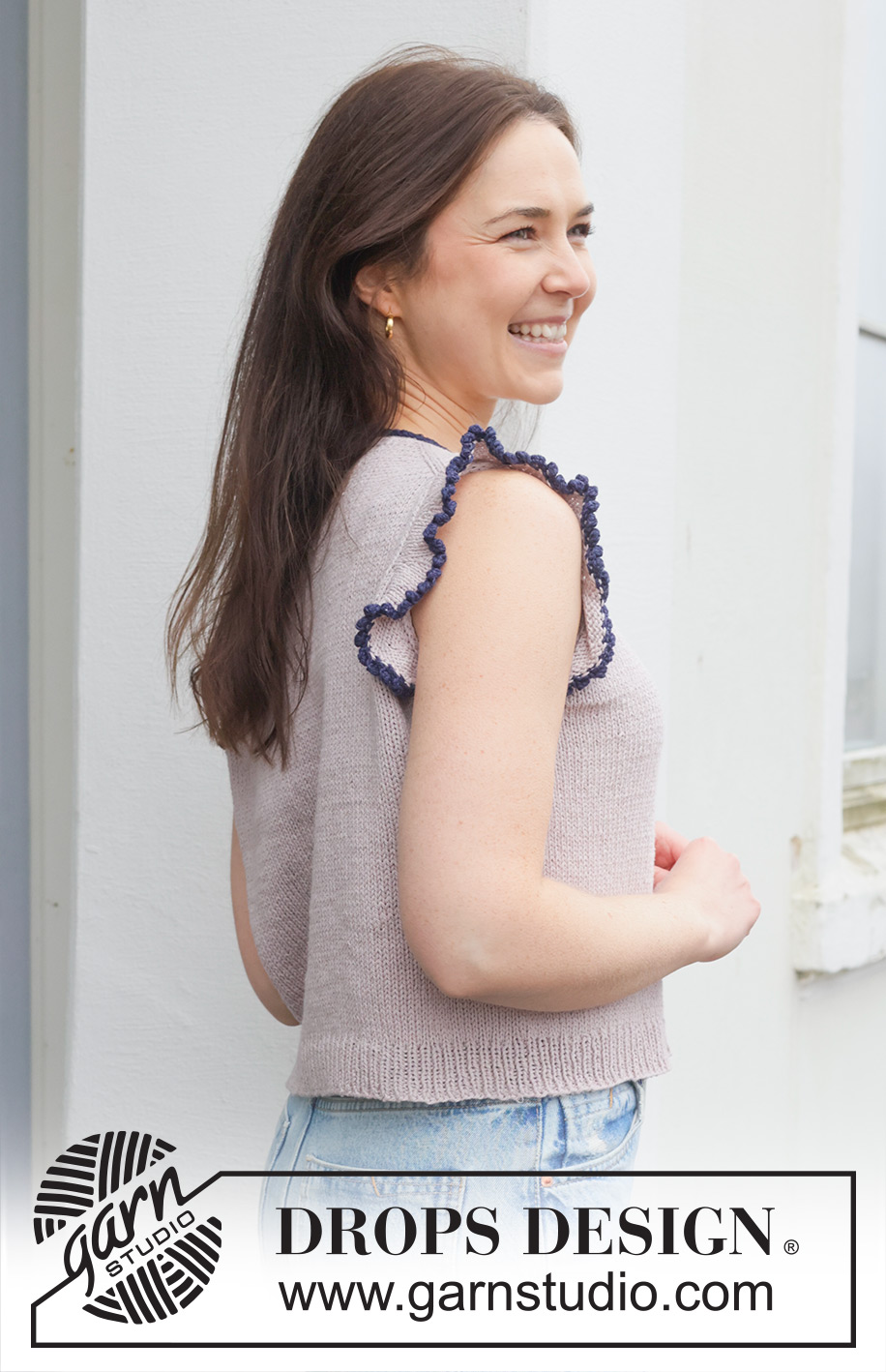 Sailor Frill / DROPS 259-11 - Gebreide top in DROPS Belle. Het werk wordt van boven naar beneden gebreid met Europeaanse schouder / diagonale schouder, PUNNIKRAND en ruche met picot. Maat: S - XXXL.