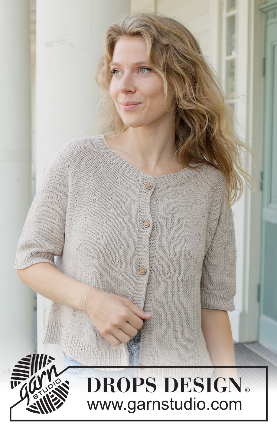 Moon Dust Cardigan / DROPS 259-21 - Prjónuð peysa með stuttum ermum úr DROPS Belle eða DROPS Sky. Stykkið er prjónað ofan frá og niður í sléttprjóni með hringlaga berustykki og i-cord. Stærð S - XXXL.