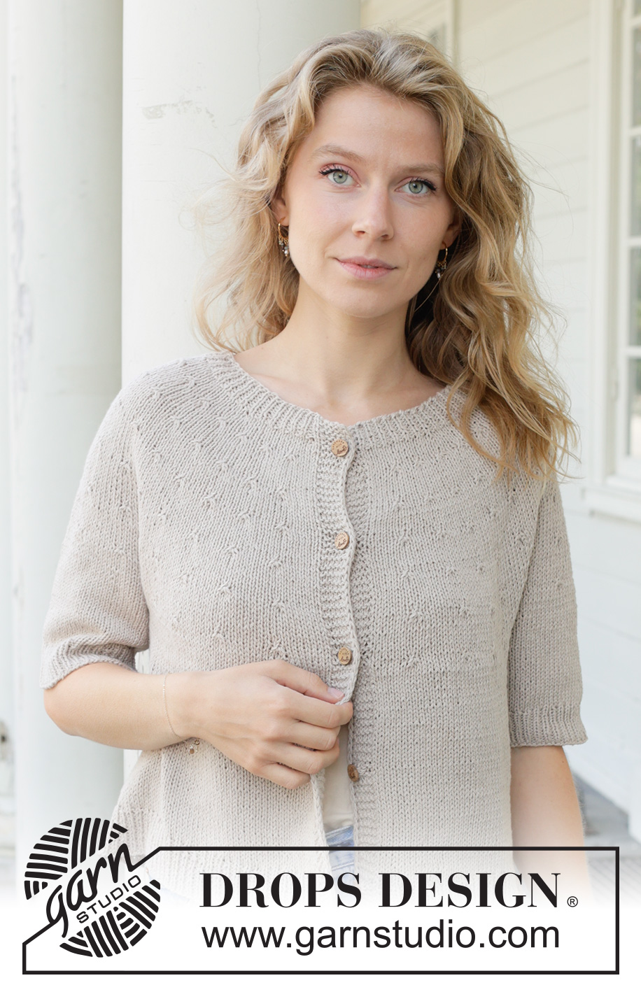Moon Dust Cardigan / DROPS 259-21 - Prjónuð peysa með stuttum ermum úr DROPS Belle eða DROPS Sky. Stykkið er prjónað ofan frá og niður í sléttprjóni með hringlaga berustykki og i-cord. Stærð S - XXXL.
