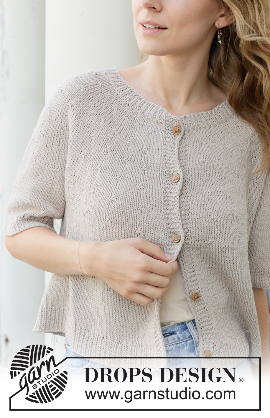 Moon Dust Cardigan / DROPS 259-21 - Prjónuð peysa með stuttum ermum úr DROPS Belle eða DROPS Sky. Stykkið er prjónað ofan frá og niður í sléttprjóni með hringlaga berustykki og i-cord. Stærð S - XXXL.