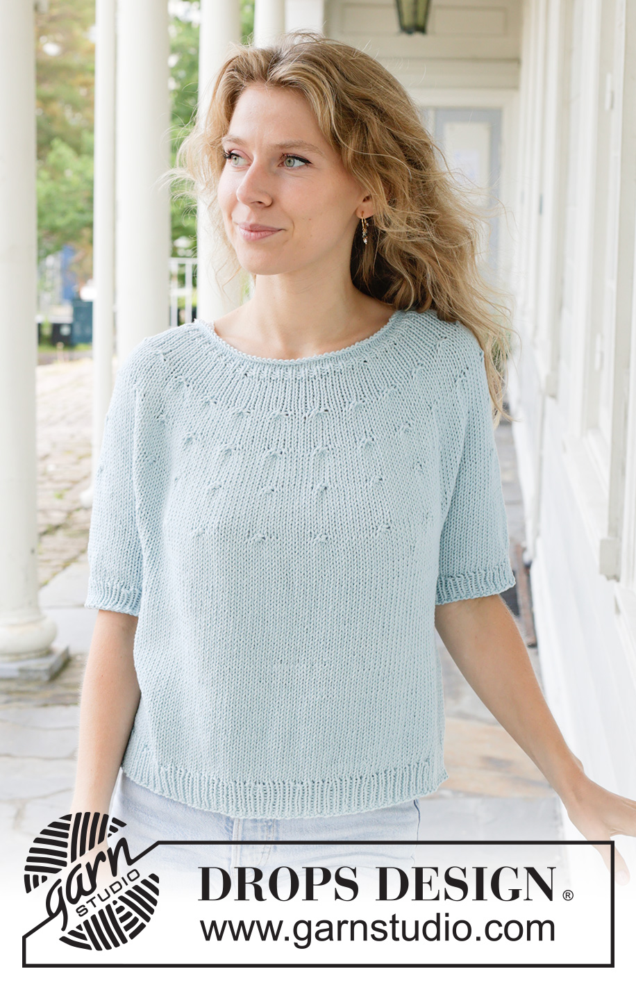 Beaded Sky / DROPS 259-25 - Gestrickter Pullover mit kurzen Ärmeln in DROPS Paris. Die Arbeit wird von oben nach unten glatt rechts mit Rundpasse und Rollrand gestrickt. Größe S - XXXL.