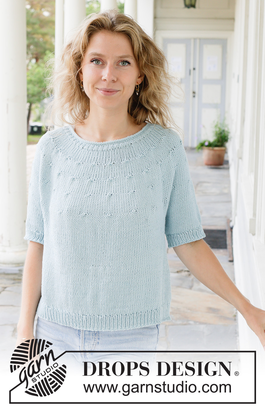Beaded Sky / DROPS 259-25 - Gestrickter Pullover mit kurzen Ärmeln in DROPS Paris. Die Arbeit wird von oben nach unten glatt rechts mit Rundpasse und Rollrand gestrickt. Größe S - XXXL.