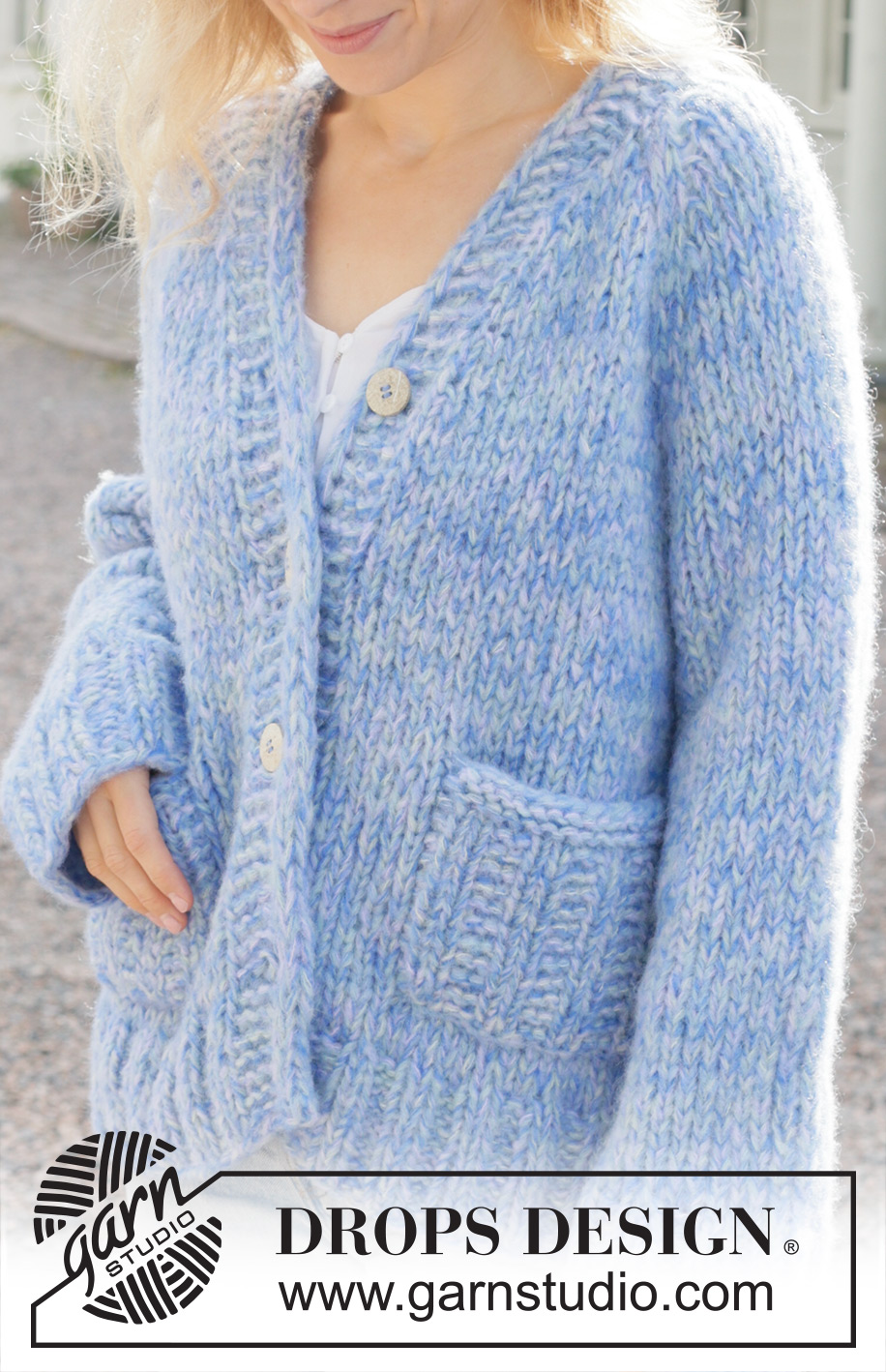 Azure Bliss Cardigan / DROPS 259-28 - Ylhäältä alas neulottu oversize-jakku 5-kertaisesta DROPS Brushed Alpaca Silk -langasta. Työssä on raglanlinjat, taskut, i-cord-reunus ja V-aukko. Koot S - XXXL.