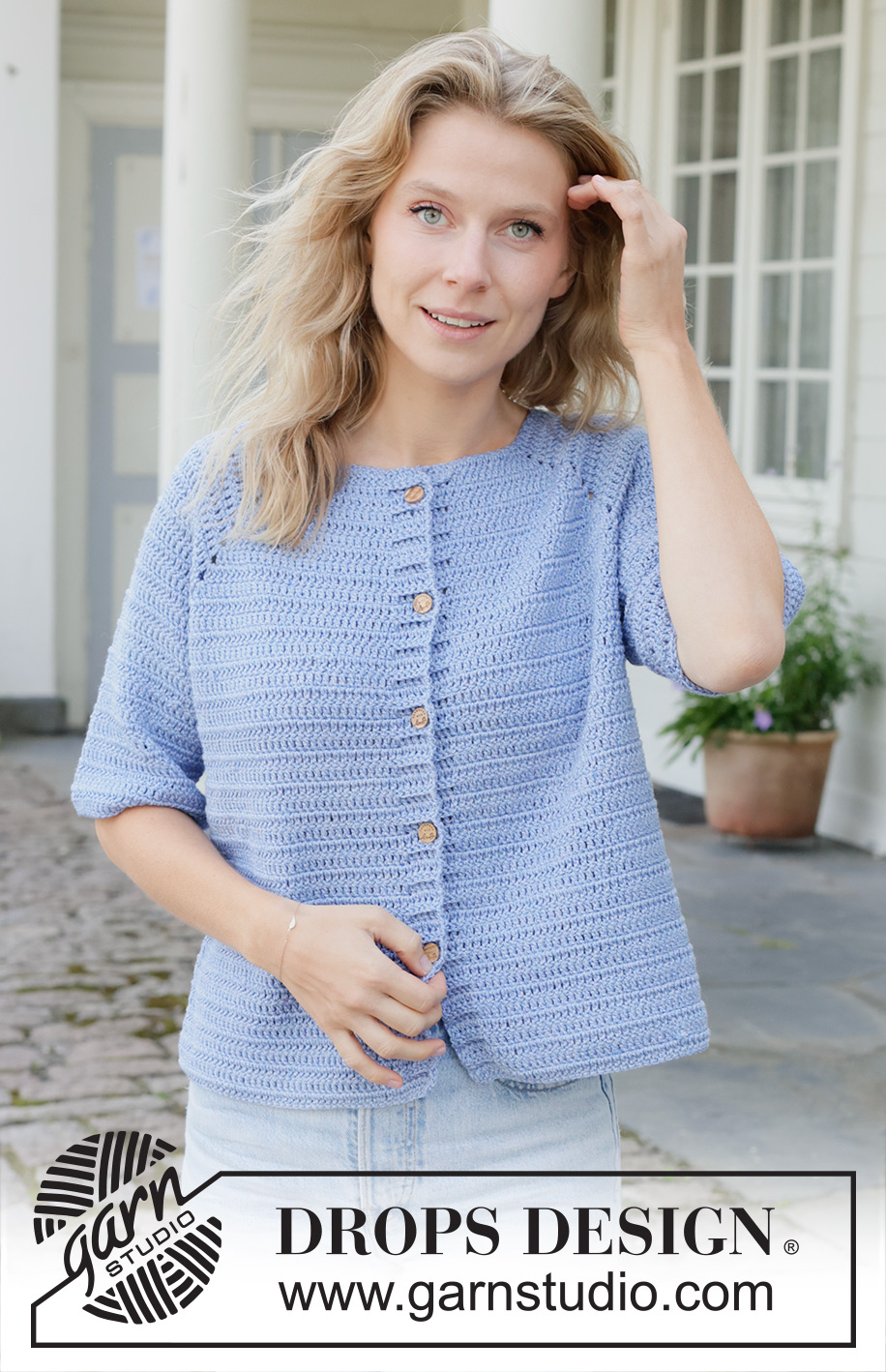 Blue Coast Cardi / DROPS 259-33 - Virkad kofta i DROPS Cotton Merino. Arbetet virkas uppifrån och ner med raglan, framkanter och korta ärmar. Storlek S - XXXL.