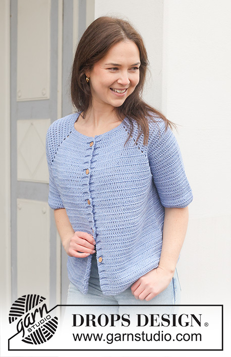 Blue Coast Cardi / DROPS 259-33 - Virkad kofta i DROPS Cotton Merino. Arbetet virkas uppifrån och ner med raglan, framkanter och korta ärmar. Storlek S - XXXL.