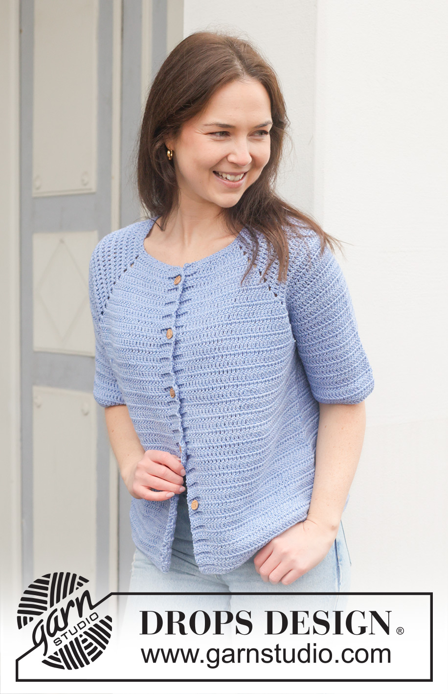 Blue Coast Cardi / DROPS 259-33 - Virkad kofta i DROPS Cotton Merino. Arbetet virkas uppifrån och ner med raglan, framkanter och korta ärmar. Storlek S - XXXL.