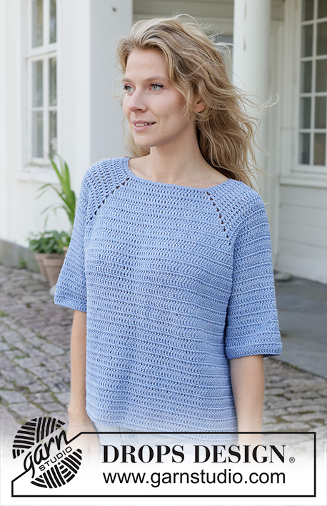 Blue Coast / DROPS 259-34 - Gehaakte trui in DROPS Cotton Merino. Het werk wordt van boven naar beneden gehaakt in stokjes met raglan en korte mouwen. Maat: S - XXXL.