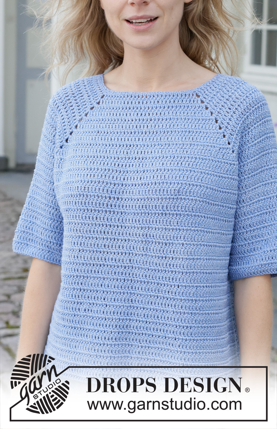 Blue Coast / DROPS 259-34 - Gehaakte trui in DROPS Cotton Merino. Het werk wordt van boven naar beneden gehaakt in stokjes met raglan en korte mouwen. Maat: S - XXXL.