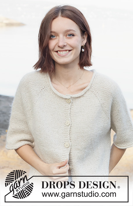 Misty Hill Cardigan / DROPS 259-44 - Strikket jakke i 1 tråd DROPS Soft Tweed og 1 tråd DROPS Kid-Silk. Arbeidet strikkes ovenfra og ned med raglan, glattstrikk og korte ermer. Størrelse S - XXXL.