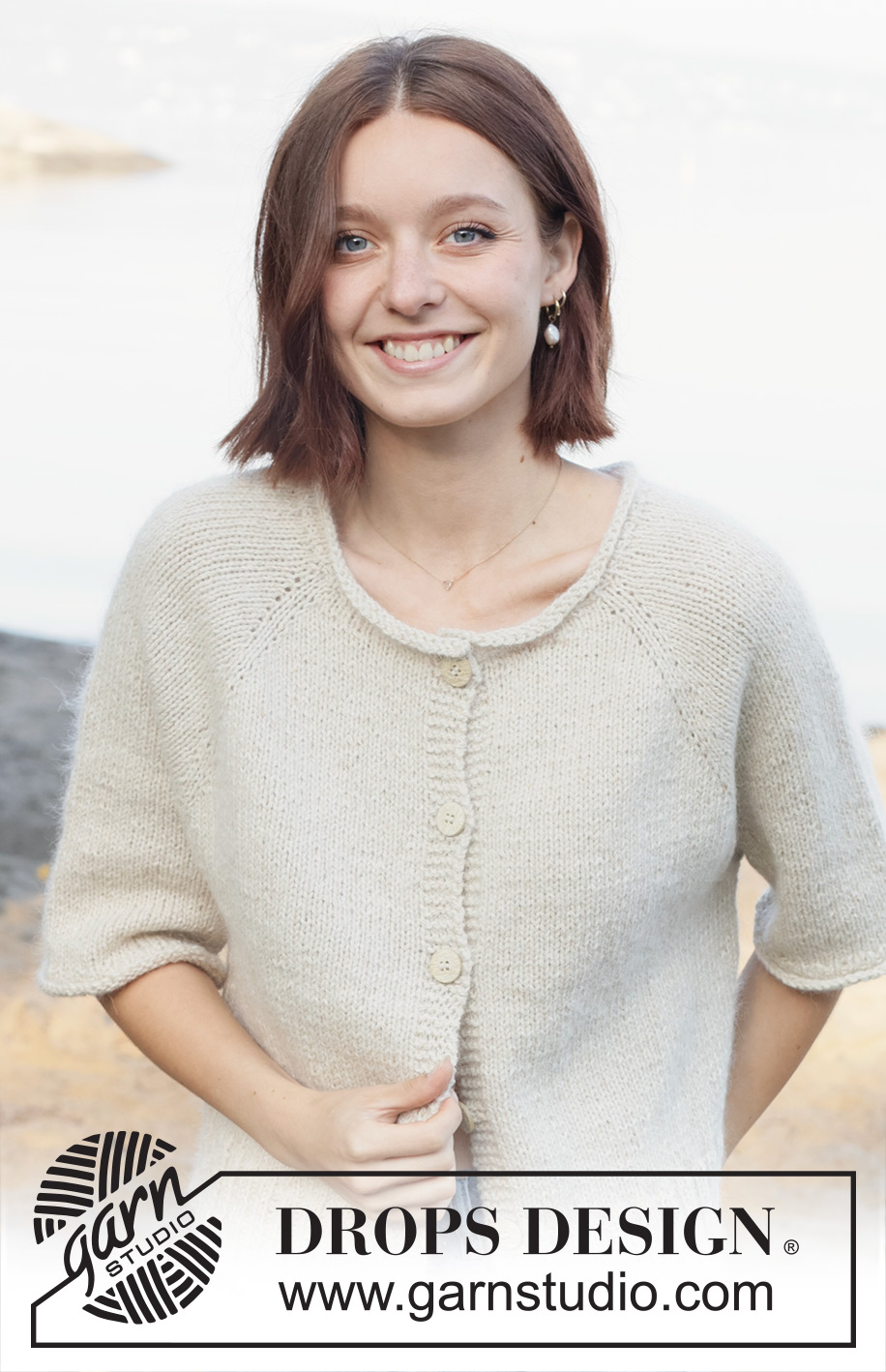 Misty Hill Cardigan / DROPS 259-44 - Strikket jakke i 1 tråd DROPS Soft Tweed og 1 tråd DROPS Kid-Silk. Arbeidet strikkes ovenfra og ned med raglan, glattstrikk og korte ermer. Størrelse S - XXXL.