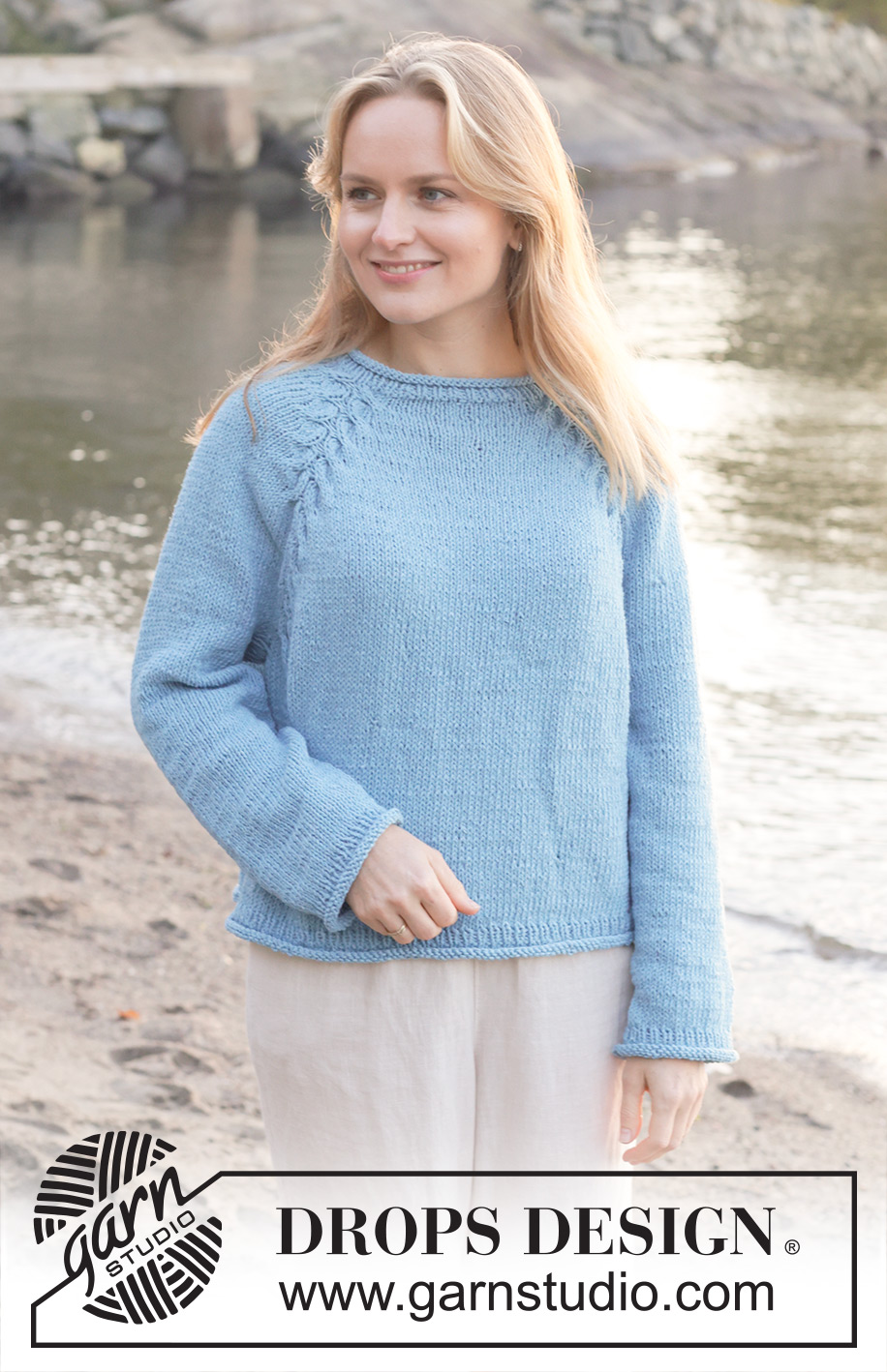 Tide Turn / DROPS 259-7 - Gebreide trui in DROPS Paris. Het werk wordt van boven naar beneden gebreid met tricotsteek, raglan, kabels en rolranden. Maten XS - XXL.