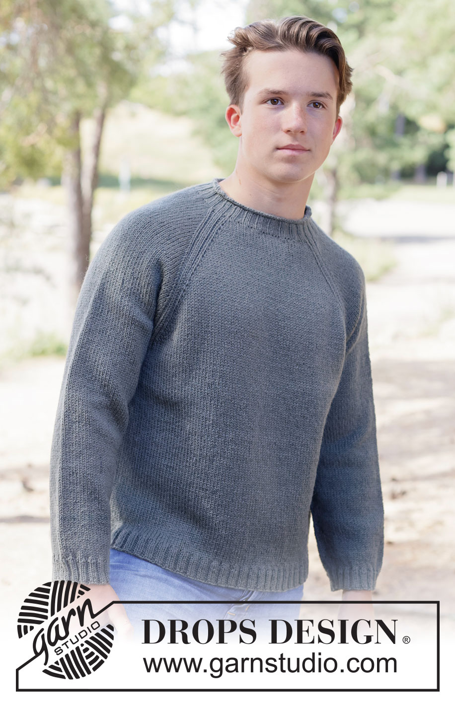 Slate Coast Sweater / DROPS 260-22 - Strikket bluse til herre i DROPS Karisma eller DROPS Merino Extra Fine. Arbejdet strikkes oppefra og ned i glatstrik med raglan og rullekant. Størrelse XS - XXXL.