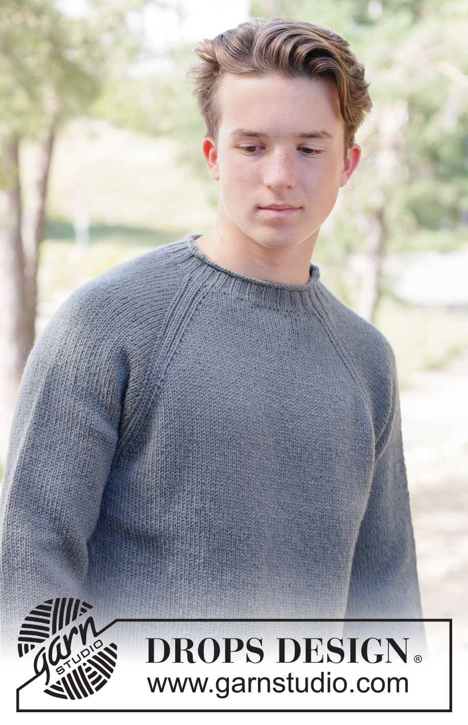 Slate Coast Sweater / DROPS 260-22 - Strikket bluse til herre i DROPS Karisma eller DROPS Merino Extra Fine. Arbejdet strikkes oppefra og ned i glatstrik med raglan og rullekant. Størrelse XS - XXXL.