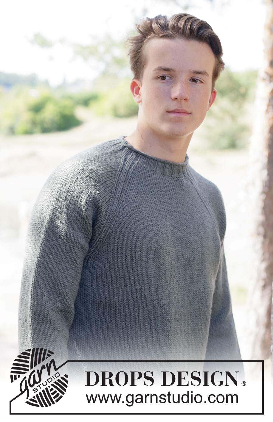 Slate Coast Sweater / DROPS 260-22 - Strikket bluse til herre i DROPS Karisma eller DROPS Merino Extra Fine. Arbejdet strikkes oppefra og ned i glatstrik med raglan og rullekant. Størrelse XS - XXXL.