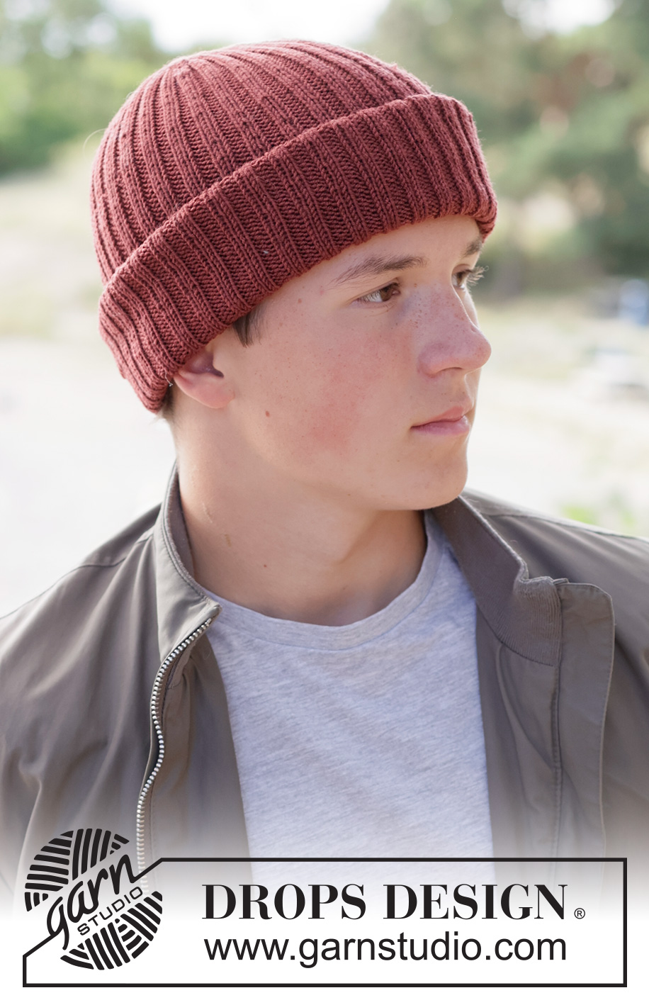 Berry Blaze Hat / DROPS 260-23 - Kötött sapka férfiaknak, DROPS Baby Merino fonalból. A darabot alulról felfelé irányban készítjük, bordás mintával.