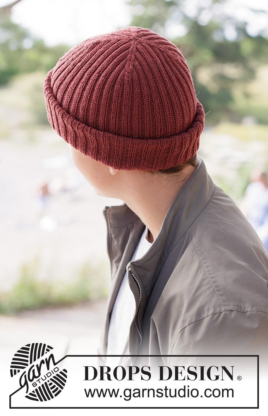 Berry Blaze Hat / DROPS 260-23 - Kötött sapka férfiaknak, DROPS Baby Merino fonalból. A darabot alulról felfelé irányban készítjük, bordás mintával.