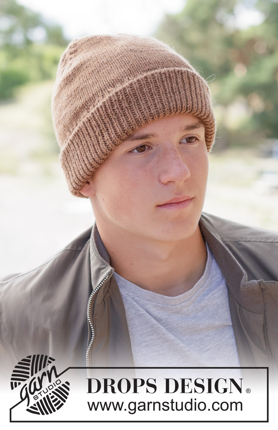 Creme Caramel Hat / DROPS 260-25 - Bonnet tricoté pour homme en DROPS Daisy ou en DROPS Karisma. Se tricote de bas en haut en jersey, avec côtes et torsades.