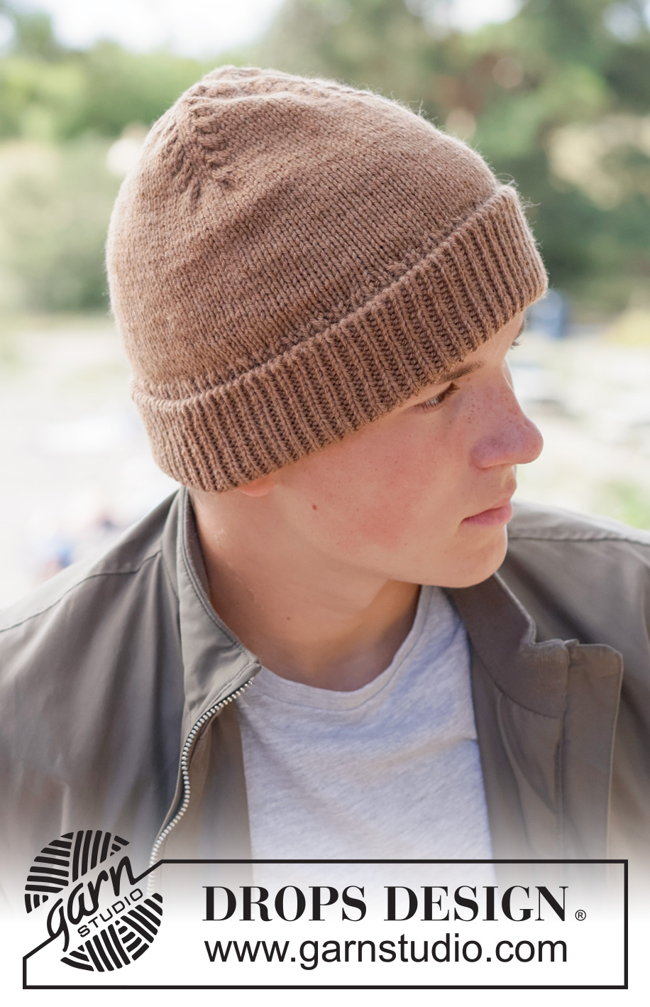 Creme Caramel Hat / DROPS 260-25 - Bonnet tricoté pour homme en DROPS Daisy ou en DROPS Karisma. Se tricote de bas en haut en jersey, avec côtes et torsades.