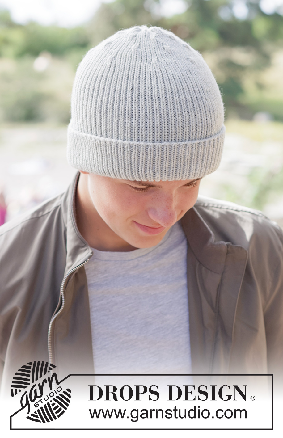 Fog Whisper Hat / DROPS 260-27 - Kötött sapka férfiaknak DROPS Merino Extra Fine fonalból. A darabot alulról felfelé irányban készítjük, bordás mintával.