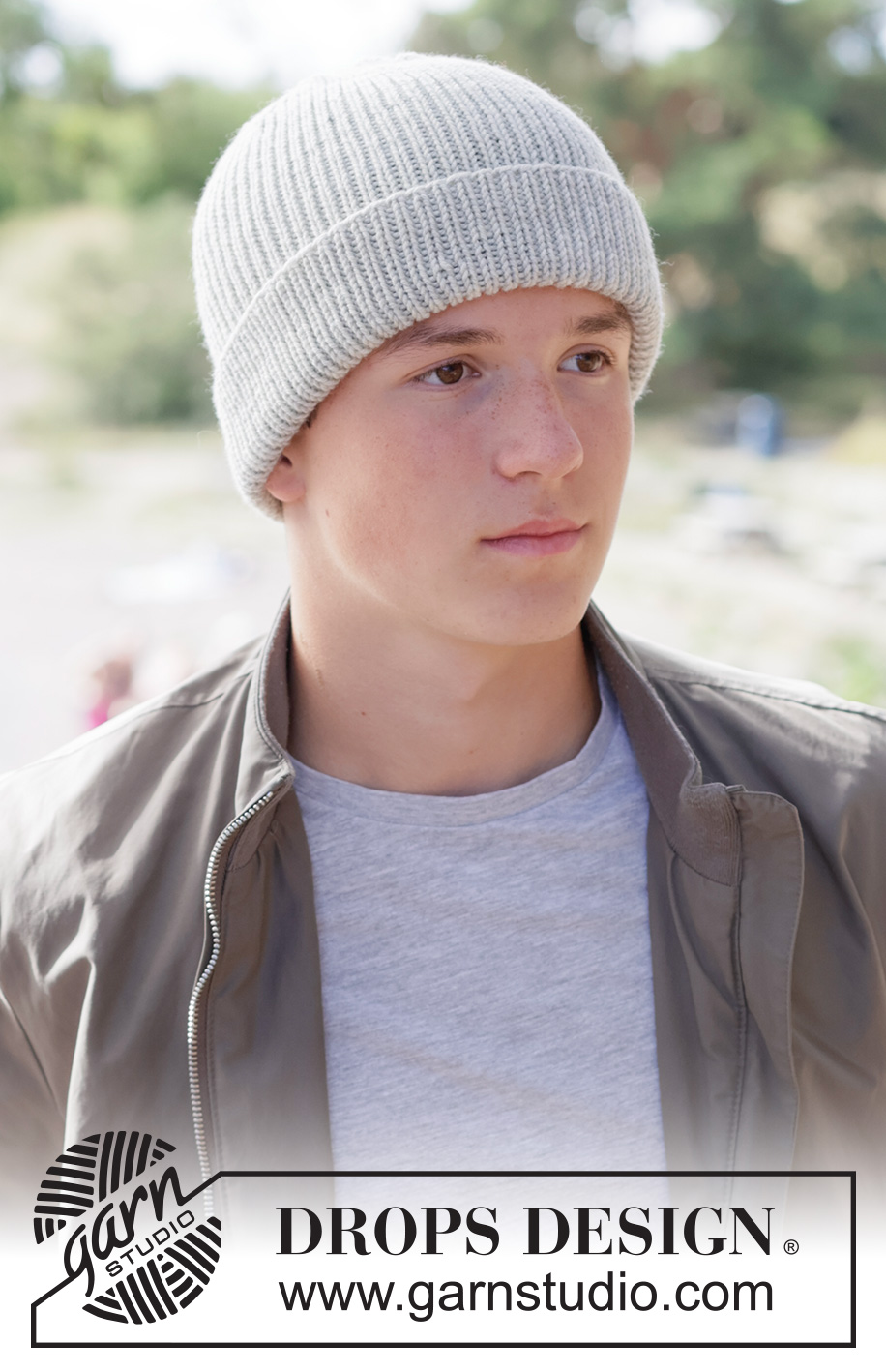 Fog Whisper Hat / DROPS 260-27 - Kötött sapka férfiaknak DROPS Merino Extra Fine fonalból. A darabot alulról felfelé irányban készítjük, bordás mintával.