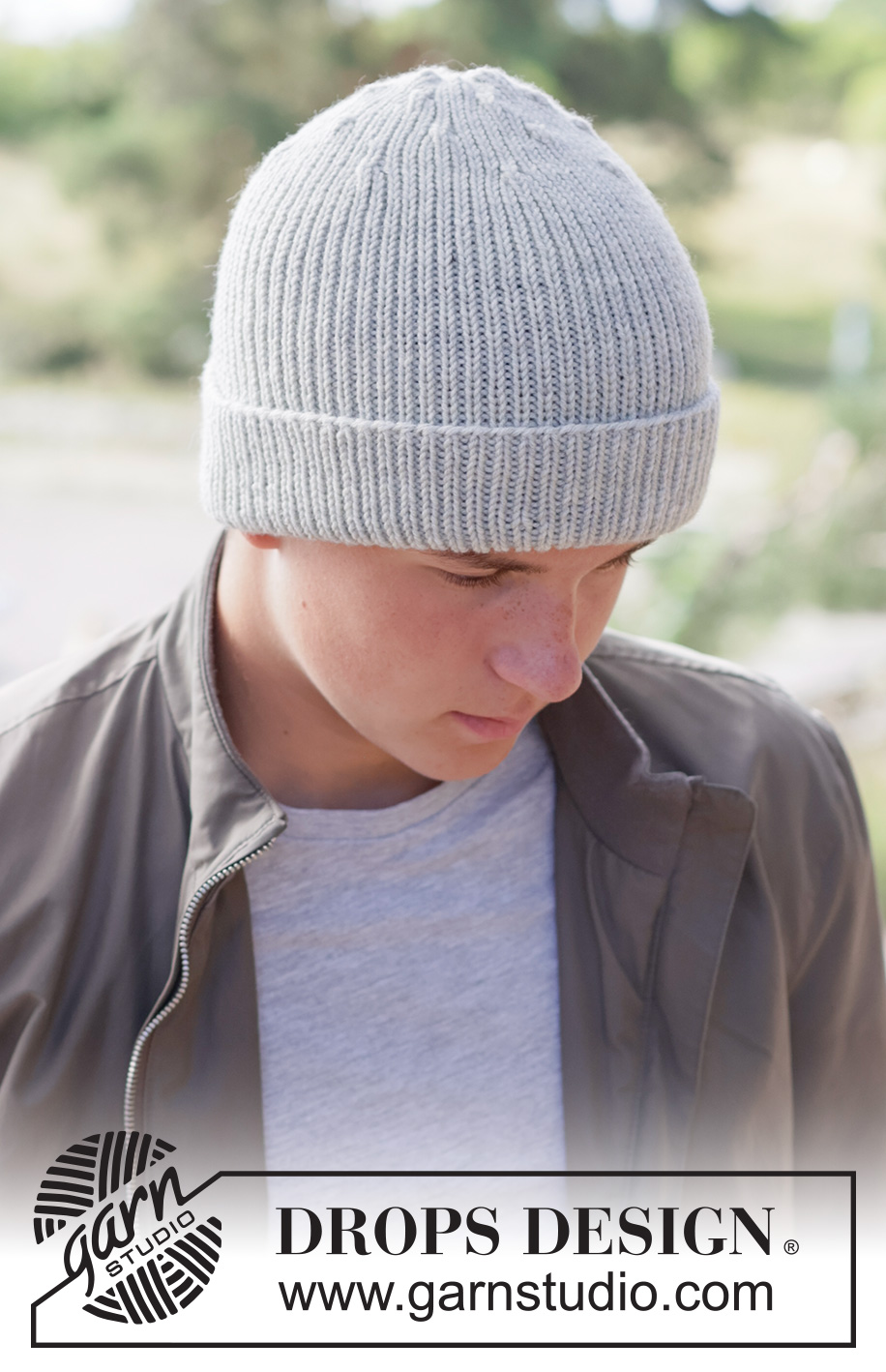 Fog Whisper Hat / DROPS 260-27 - Kötött sapka férfiaknak DROPS Merino Extra Fine fonalból. A darabot alulról felfelé irányban készítjük, bordás mintával.