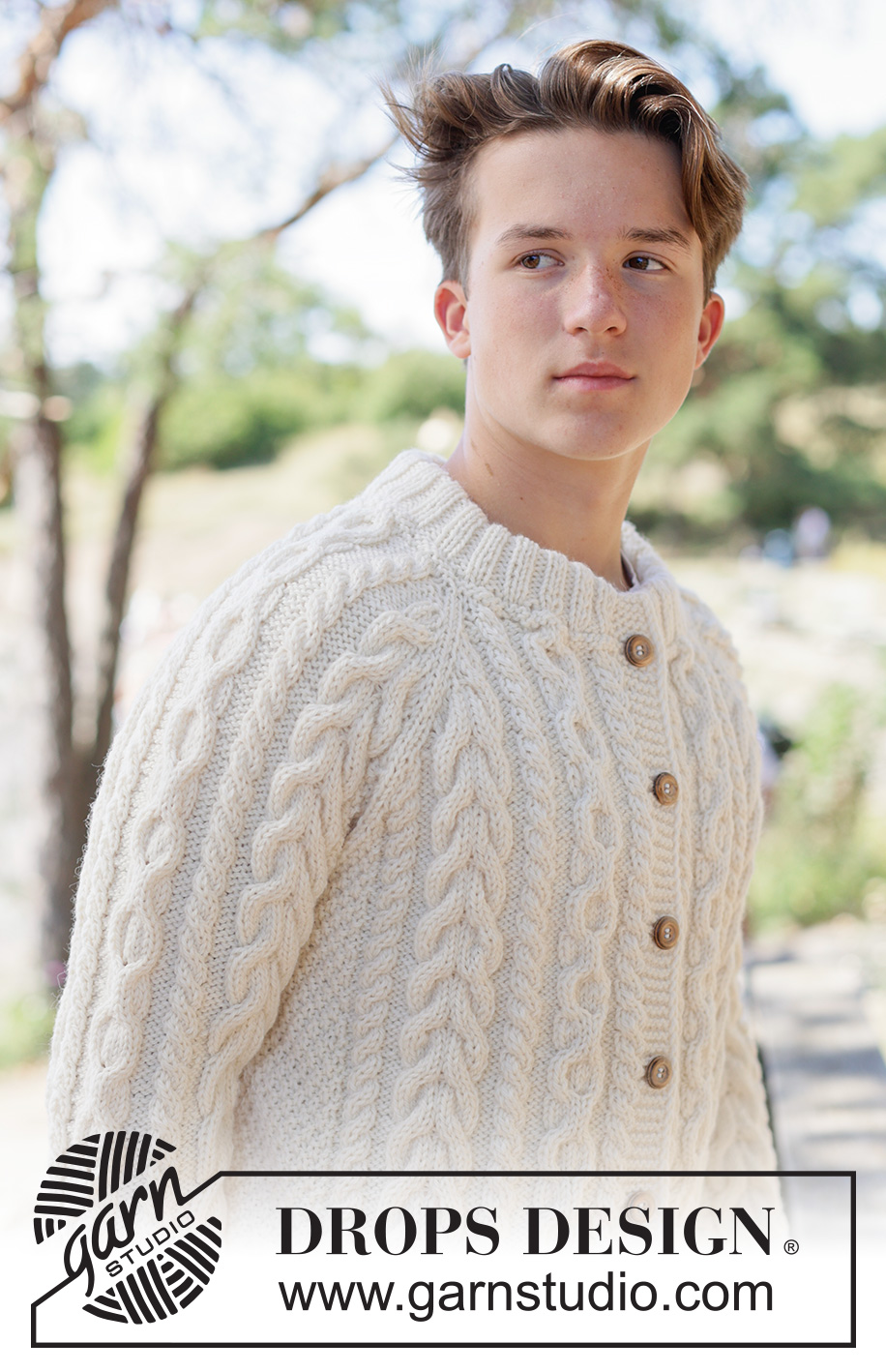 Ireland Magic Cardigan / DROPS 260-3 - Gilet tricoté de haut en bas pour homme, en DROPS Alaska ou DROPS Nepal. Se tricote avec emmanchures raglan, torsades, point fantaisie relief et col doublé. Du XS au XXXL.