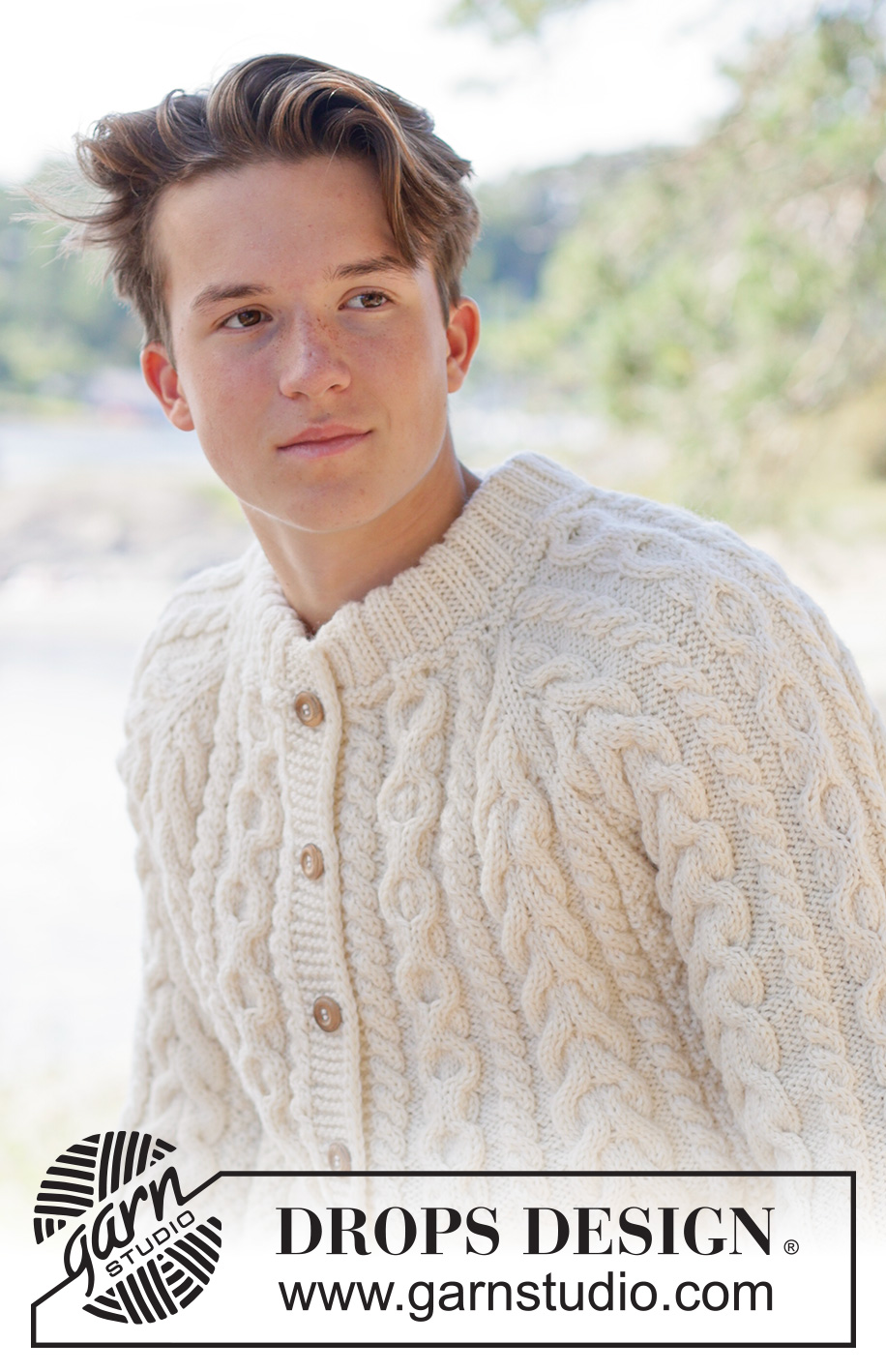Ireland Magic Cardigan / DROPS 260-3 - Gilet tricoté de haut en bas pour homme, en DROPS Alaska ou DROPS Nepal. Se tricote avec emmanchures raglan, torsades, point fantaisie relief et col doublé. Du XS au XXXL.