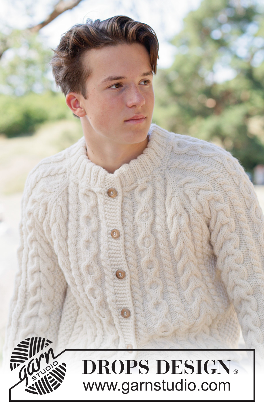 Ireland Magic Cardigan / DROPS 260-3 - Gilet tricoté de haut en bas pour homme, en DROPS Alaska ou DROPS Nepal. Se tricote avec emmanchures raglan, torsades, point fantaisie relief et col doublé. Du XS au XXXL.