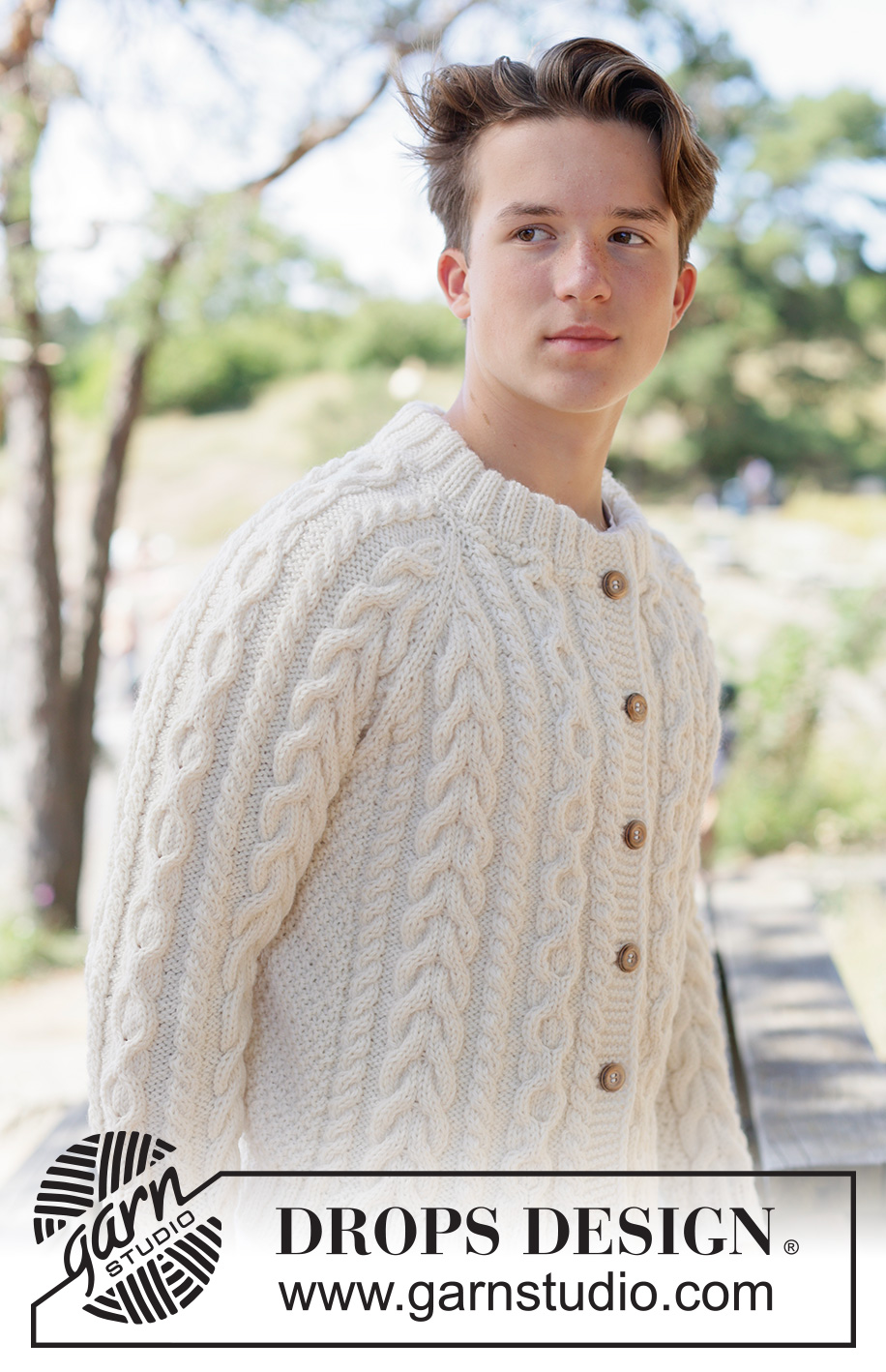 Ireland Magic Cardigan / DROPS 260-3 - Gilet tricoté de haut en bas pour homme, en DROPS Alaska ou DROPS Nepal. Se tricote avec emmanchures raglan, torsades, point fantaisie relief et col doublé. Du XS au XXXL.