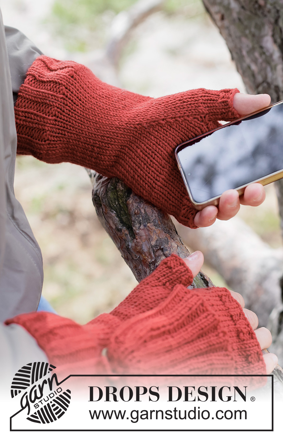 Swipe Away Mittens / DROPS 260-30 - Stickade handledsvärmare med hätta / vantar till herr i DROPS Merino Extra Fine eller DROPS Karisma. Arbetet stickas i slätstickning och resår.