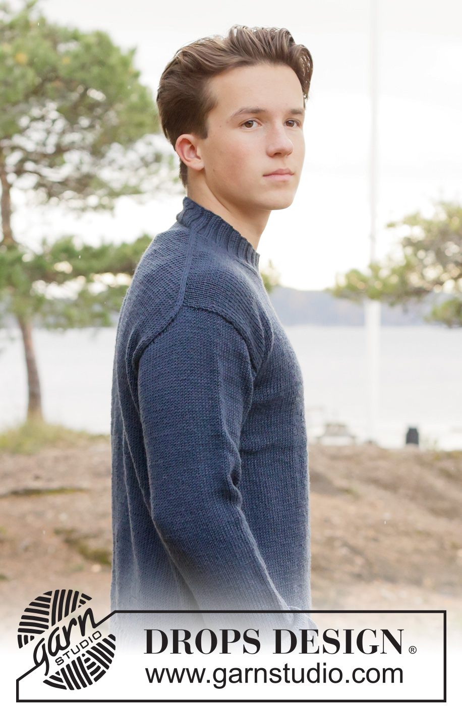Stormy Coast Sweater / DROPS 260-35 - Stickad tröja till herr i DROPS DROPS Merino Extra Fine. Arbetet stickas uppifrån och ner i slätstickning med europeisk axel / sned axel. Storlek S - XXXL.