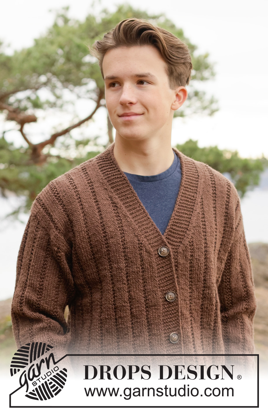 Old Friend Cardigan / DROPS 260-37 - Stickad kofta till herr i DROPS Karisma. Arbetet stickas nerifrån och upp med relieffmönster och v-hals. Storlek XS - XXXL.