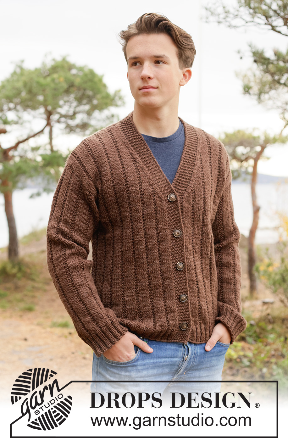 Old Friend Cardigan / DROPS 260-37 - Stickad kofta till herr i DROPS Karisma. Arbetet stickas nerifrån och upp med relieffmönster och v-hals. Storlek XS - XXXL.