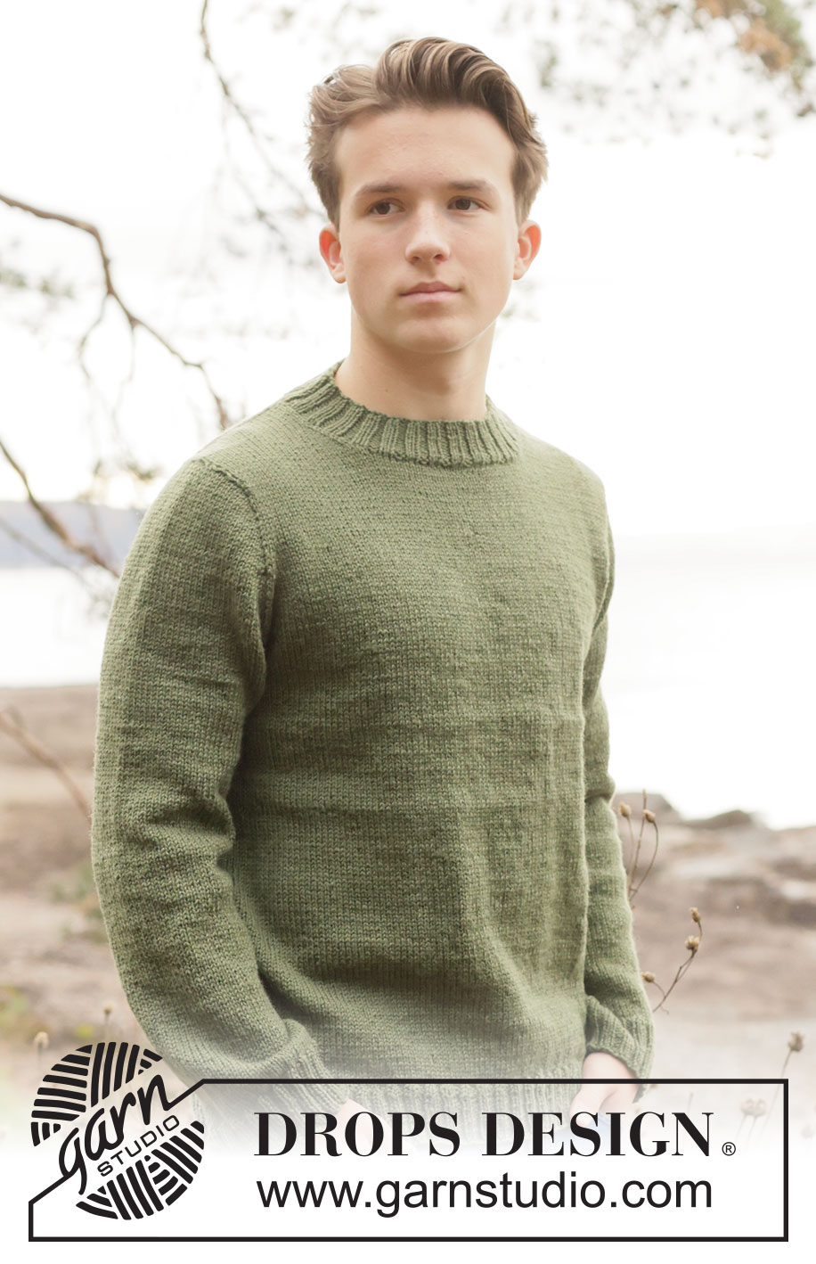 Greenstone Sweater / DROPS 260-39 - Strikket bluse til herre i DROPS Karisma. Arbejdet strikkes oppefra og ned i glatstrik med europæisk bærestykke.  Størrelse S - XXXL.