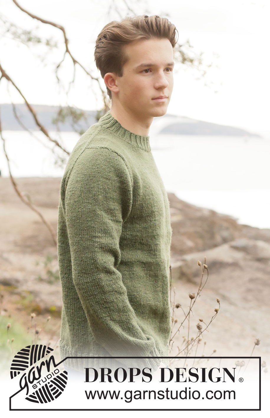 Greenstone Sweater / DROPS 260-39 - Strikket bluse til herre i DROPS Karisma. Arbejdet strikkes oppefra og ned i glatstrik med europæisk bærestykke.  Størrelse S - XXXL.