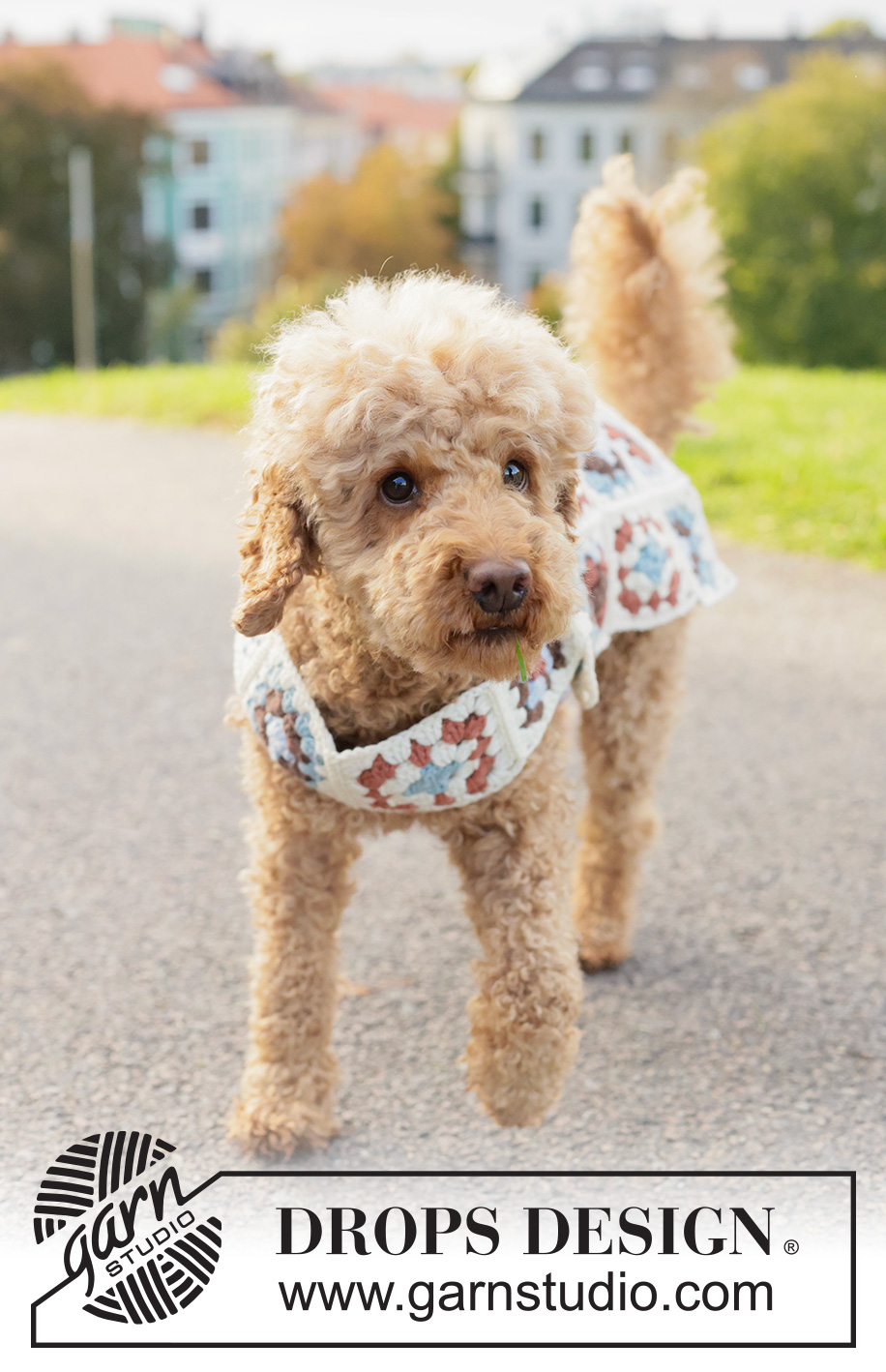 Puppy Patch Dog Sweater / DROPS 260-43 - Gehaakte hondendeken/ trui voor hond in DROPS Merino Extra Fine. Het werk wordt gehaakt in oma-vierkanten.