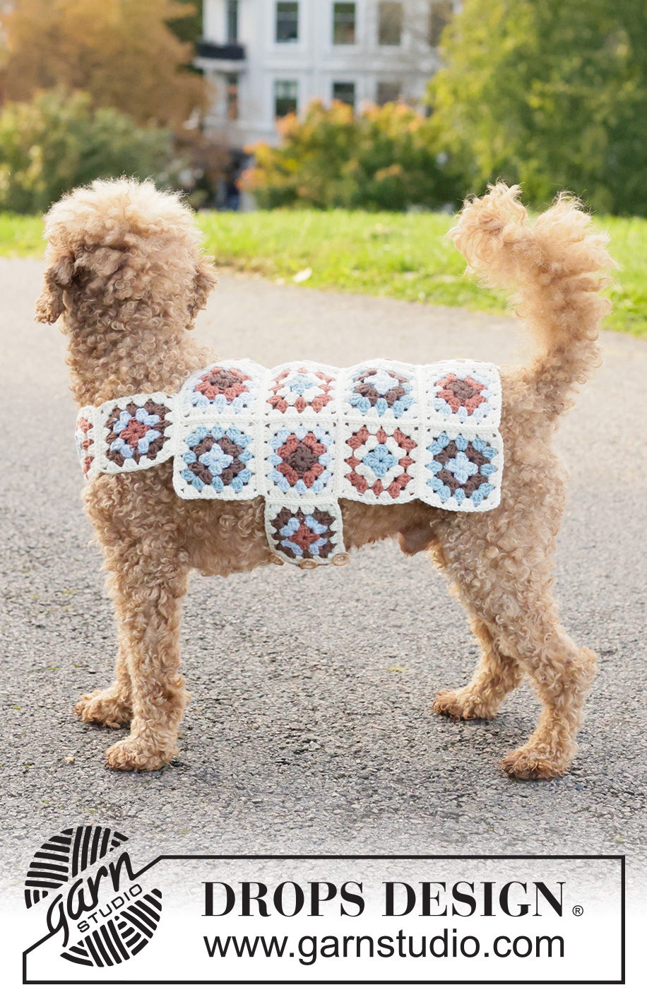 Puppy Patch Dog Sweater / DROPS 260-43 - Gehaakte hondendeken/ trui voor hond in DROPS Merino Extra Fine. Het werk wordt gehaakt in oma-vierkanten.