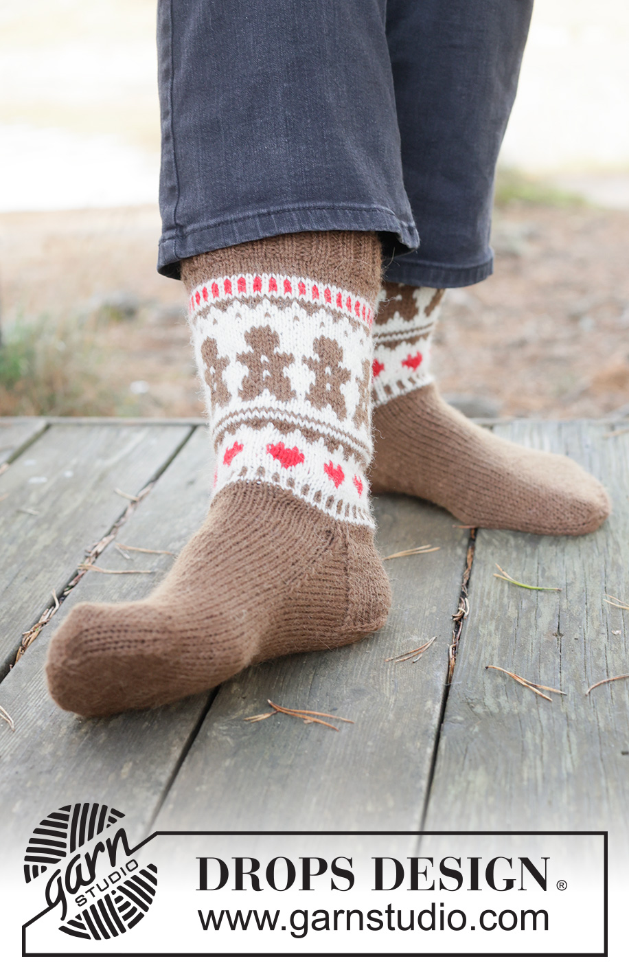 Gingerbread Love Socks / DROPS 260-44 - Knitted socks for men in DROPS Nord. The piece is worked in stockinette stitch, top down with Nordic pattern, gingerbread and hearts. Sizes 38 – 46 = 6 – 12½. Theme: Christmas.