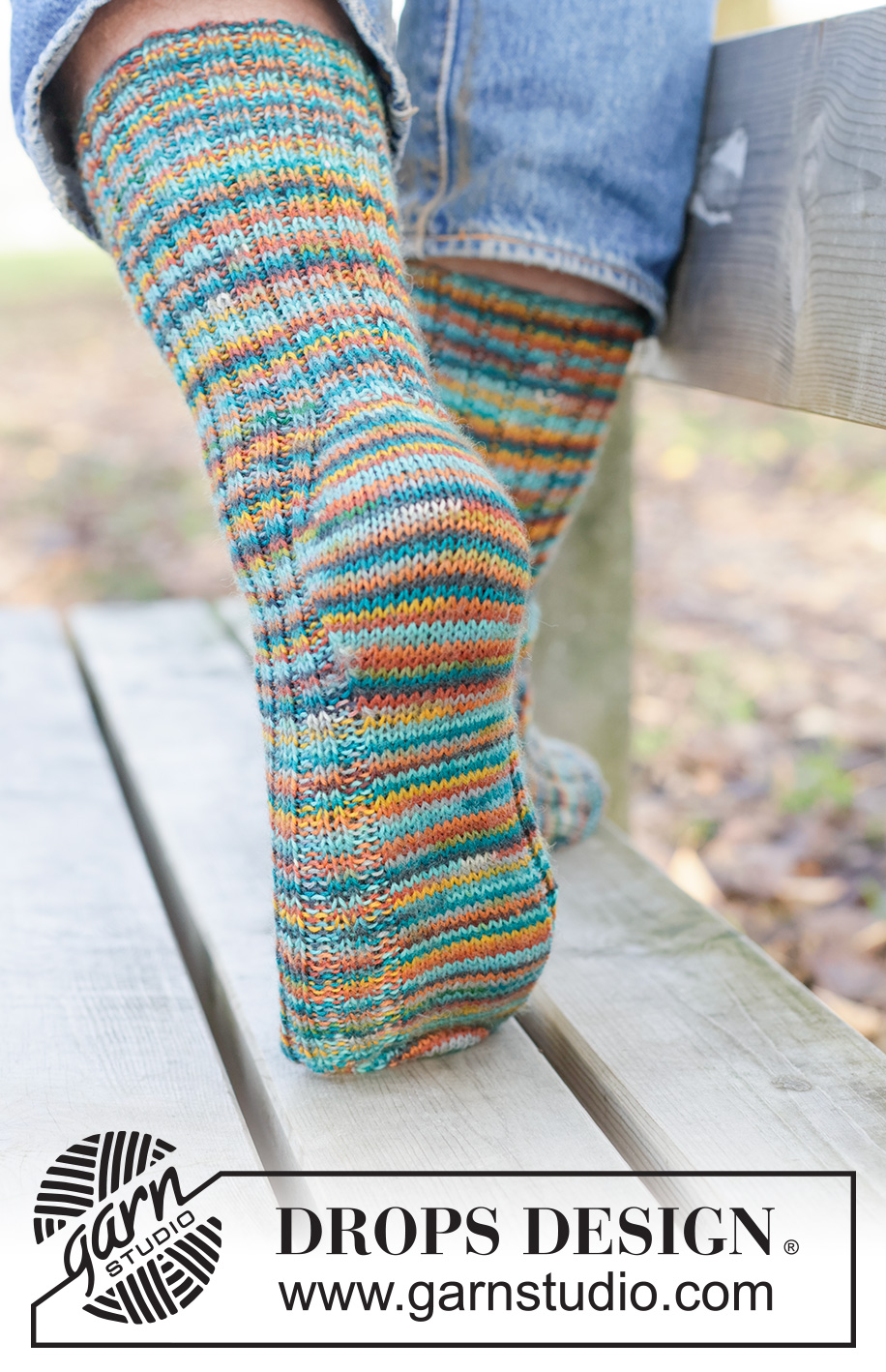 Sunset Tide Socks / DROPS 260-45 - Ylhäältä alas neulotut sukat DROPS Fabel-langasta. Työssä on joustinneuletta ja timanttikantapää. Koot 38 - 46.