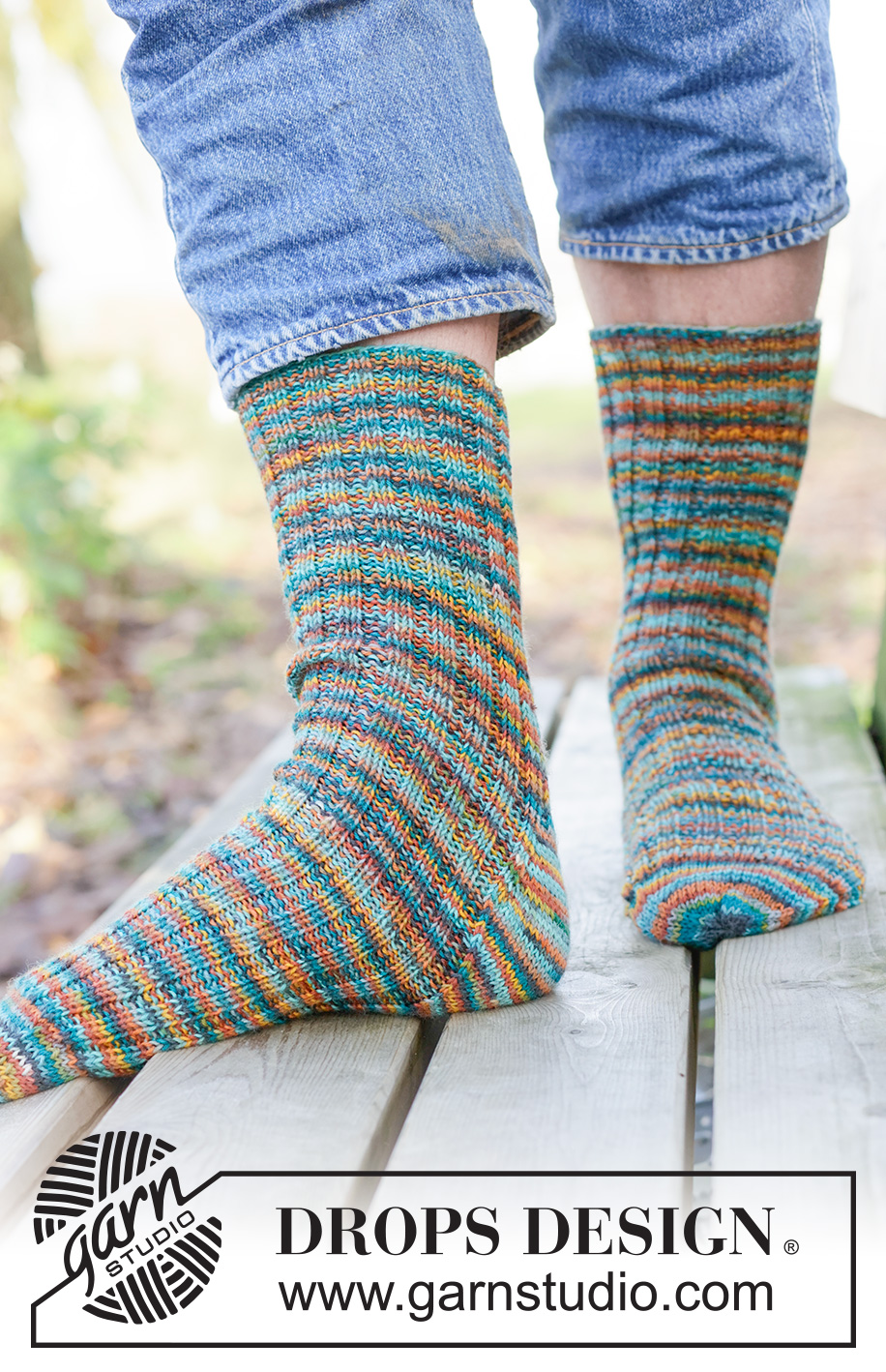 Sunset Tide Socks / DROPS 260-45 - Ylhäältä alas neulotut sukat DROPS Fabel-langasta. Työssä on joustinneuletta ja timanttikantapää. Koot 38 - 46.