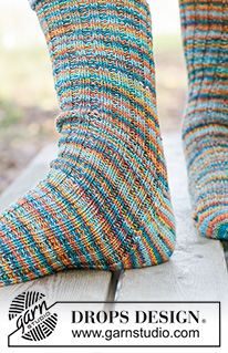 Sunset Tide Socks / DROPS 260-45 - Ylhäältä alas neulotut sukat DROPS Fabel-langasta. Työssä on joustinneuletta ja timanttikantapää. Koot 38 - 46.