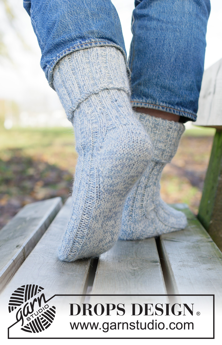 Blue Stone Socks / DROPS 260-47 - Miehen ylhäältä alas neulotut pitkät sukat 2-kertaisesta DROPS Nord-langasta. Työssä on joustinneuletta ja timanttikantapää. Koot 38 - 46.