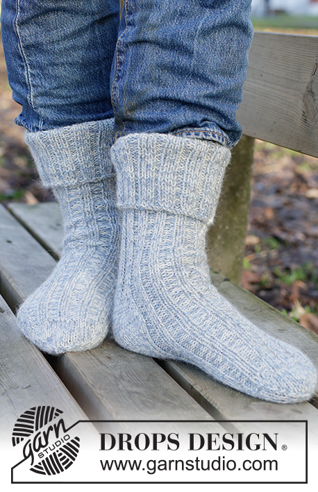 Blue Stone Socks / DROPS 260-47 - Miehen ylhäältä alas neulotut pitkät sukat 2-kertaisesta DROPS Nord-langasta. Työssä on joustinneuletta ja timanttikantapää. Koot 38 - 46.
