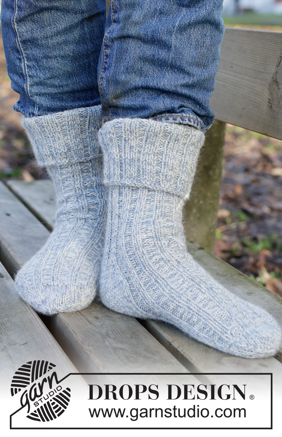 Blue Stone Socks / DROPS 260-47 - Miehen ylhäältä alas neulotut pitkät sukat 2-kertaisesta DROPS Nord-langasta. Työssä on joustinneuletta ja timanttikantapää. Koot 38 - 46.
