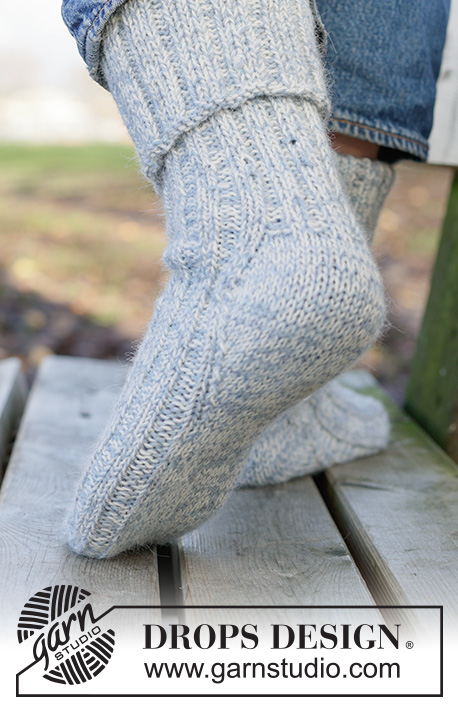 Blue Stone Socks / DROPS 260-47 - Miehen ylhäältä alas neulotut pitkät sukat 2-kertaisesta DROPS Nord-langasta. Työssä on joustinneuletta ja timanttikantapää. Koot 38 - 46.