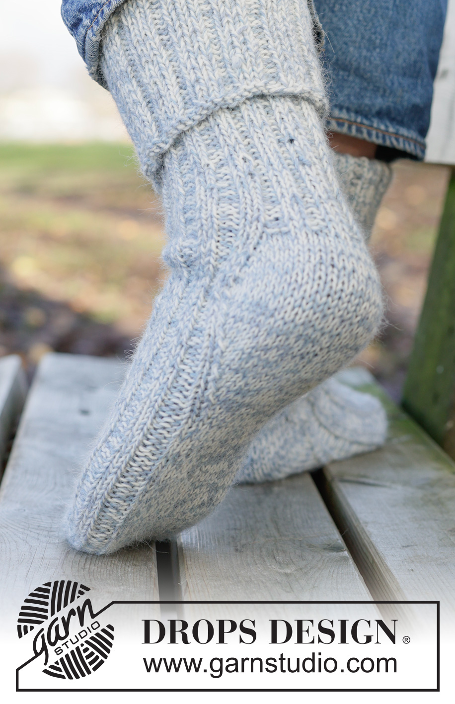 Blue Stone Socks / DROPS 260-47 - Miehen ylhäältä alas neulotut pitkät sukat 2-kertaisesta DROPS Nord-langasta. Työssä on joustinneuletta ja timanttikantapää. Koot 38 - 46.