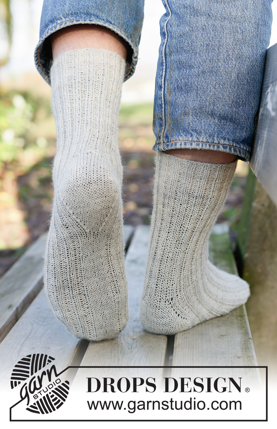 Grey Line Socks / DROPS 260-48 - Ylhäältä alas neulotut sukat DROPS Fabel-langasta. Työssä on joustinneuletta ja timanttikantapää. Koot 38 - 46.