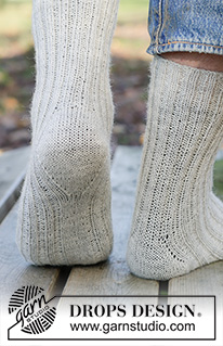 Grey Line Socks / DROPS 260-48 - Ylhäältä alas neulotut sukat DROPS Fabel-langasta. Työssä on joustinneuletta ja timanttikantapää. Koot 38 - 46.
