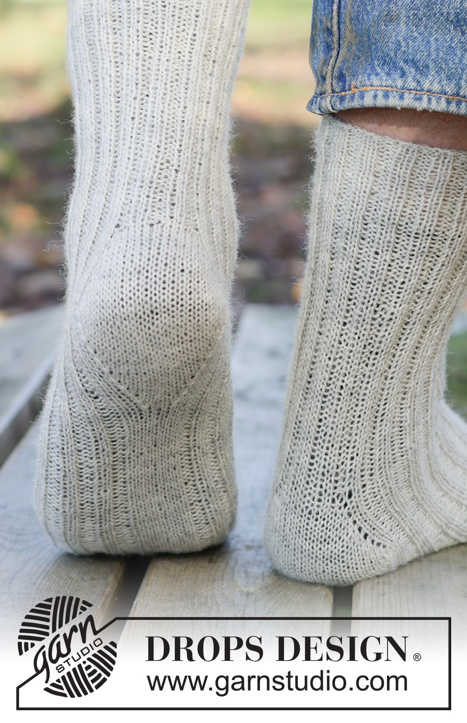 Grey Line Socks / DROPS 260-48 - Ylhäältä alas neulotut sukat DROPS Fabel-langasta. Työssä on joustinneuletta ja timanttikantapää. Koot 38 - 46.