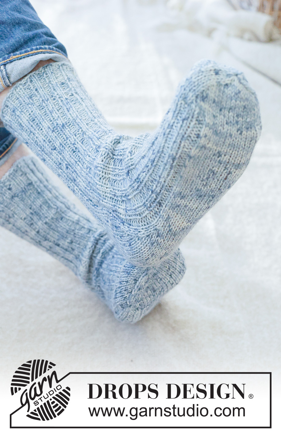 Blue Harmony Socks / DROPS 260-49 - Miehen ylhäältä alas neulotut sukat DROPS Fiesta-langasta. Työssä on joustinneuletta ja timanttikantapää. Koot 38 - 46.